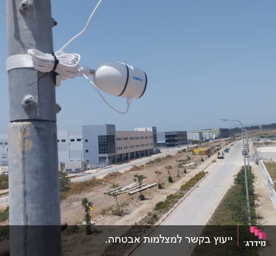 מצלמת אבטחה מותקנת על עמוד עם כבלים מחוברים